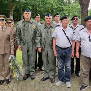 Der bosnisch-herzegowinische Militärattaché Oberst Edin Bajramović, Offiziersanwärter der Militärakademie und Veteranen