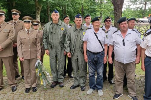 Der bosnisch-herzegowinische Militärattaché Oberst Edin Bajramović, Offiziersanwärter der Militärakademie und Veteranen