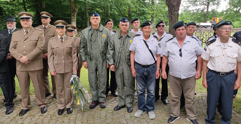 Der bosnisch-herzegowinische Militärattaché Oberst Edin Bajramović, Offiziersanwärter der Militärakademie und Veteranen