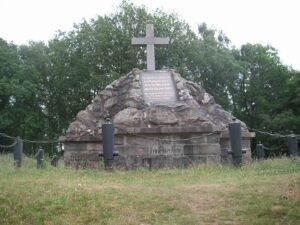 Dieses Österreicher-Denkmal steht heute noch auf einer Erhöhung südlich von Oeversee und stellt den Endpunkt des alljährlich am 6.Feber stattfindenden 5km langen Oeversee-Marsches dar im Gedenken an die Bürger von Flensburg, die diese Strecke zurücklegten, um die Verwundeten zu bergen und die Gefallenen zu bestatten.