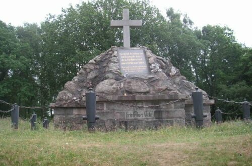 Dieses Österreicher-Denkmal steht heute noch auf einer Erhöhung südlich von Oeversee und stellt den Endpunkt des alljährlich am 6.Feber stattfindenden 5km langen Oeversee-Marsches dar im Gedenken an die Bürger von Flensburg, die diese Strecke zurücklegten, um die Verwundeten zu bergen und die Gefallenen zu bestatten.