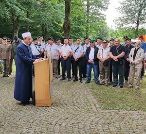 v.l.: LGF KR Dr. Reinhard WILDLING, Friedhofsdirektor Mag. Darko BIJELIC, Vizebürgermeisterin Mag. Anja ADEMI, Sabine KONRAD-SCHOTTE (VdK), LGF Oberst i.R. Dieter ALLESCH, Oberstleutnant a.D. Andreas GLATZEL (VdK), Ministerialrat Georg MANDL, MBA (BMI)