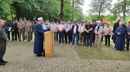 v.l.: LGF KR Dr. Reinhard WILDLING, Friedhofsdirektor Mag. Darko BIJELIC, Vizebürgermeisterin Mag. Anja ADEMI, Sabine KONRAD-SCHOTTE (VdK), LGF Oberst i.R. Dieter ALLESCH, Oberstleutnant a.D. Andreas GLATZEL (VdK), Ministerialrat Georg MANDL, MBA (BMI)