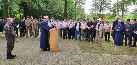 v.l.: LGF KR Dr. Reinhard WILDLING, Friedhofsdirektor Mag. Darko BIJELIC, Vizebürgermeisterin Mag. Anja ADEMI, Sabine KONRAD-SCHOTTE (VdK), LGF Oberst i.R. Dieter ALLESCH, Oberstleutnant a.D. Andreas GLATZEL (VdK), Ministerialrat Georg MANDL, MBA (BMI)