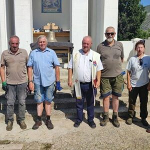 Nach der Segnung der Glocke: Gerhard Stampf, Helmut Huber, Ernst Sonnleitner, Pfarrer Don Slaven Čorić, Wolfgang Wildberger, Ruth Hurdes, Manfred Urregg (v. l.)