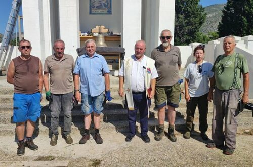 Nach der Segnung der Glocke: Gerhard Stampf, Helmut Huber, Ernst Sonnleitner, Pfarrer Don Slaven Čorić, Wolfgang Wildberger, Ruth Hurdes, Manfred Urregg (v. l.)