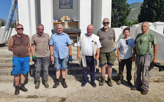 Nach der Segnung der Glocke: Gerhard Stampf, Helmut Huber, Ernst Sonnleitner, Pfarrer Don Slaven Čorić, Wolfgang Wildberger, Ruth Hurdes, Manfred Urregg (v. l.)