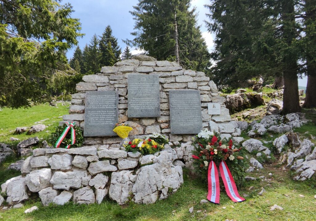 Denkmal am Fuße des Monte Meletta-FIor
