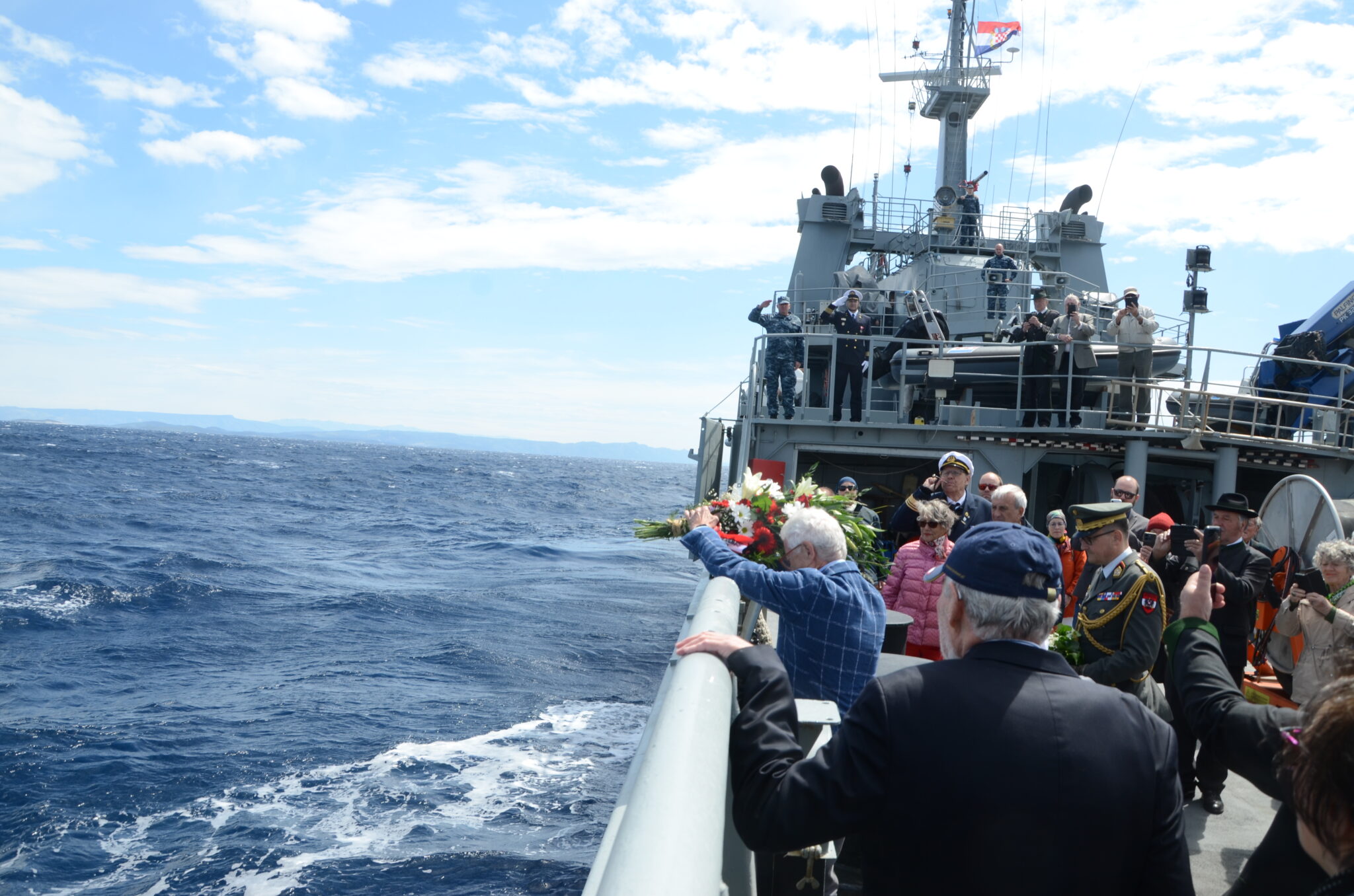 Am Ort der Seeschlacht werden Kränze dem Meer übergeben